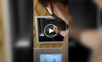 Умный торговый автомат с мороженым в Японии