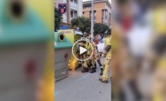 Воришка застрял в контейнере для пожертвований в Испании