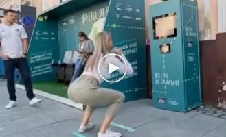 В Румынии пассажиры автобуса смогут платить за проезд приседаниями