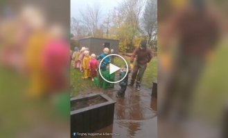 В детских садах Дании детям разрешают и даже поощряют играть в грязи