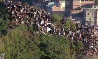 На горной тропе в Бразилии: 200 туристов застряли из-за перестрелки