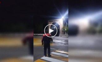 Ночной ремонт закончился разлитой краской на дороге