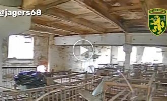 Бойцы 68-й ОЕБр выследили российского штурмовика, который спрятался в загоне для свиней