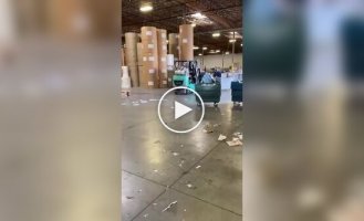 В США уволенный работник решил уйти красиво — устроил шоу на погрузчике, разнеся половину склада
