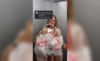 В Индии туристка не нашла мусорный контейнер возле отеля и спросила у охранника, куда выбросить мусор