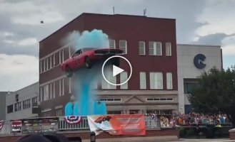 Каскадер перепрыгнул фонтан на автомобиле