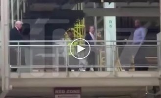 Трамп показав середній палець працівнику заводу в Детройті