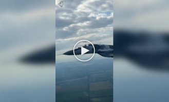 Пілот українського МіГ-29 виконує фігуру вищого пілотажу бочка, повертаючись із бойового завдання