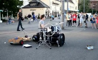 Крутой уличный барабанщик из Норвегии