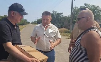 Представитель оккупационных властей в Скадовске вручил отцу ликвидированного военнослужащего армии РФ микроволновую печь