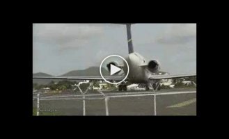 Известный пляж Maho Beach