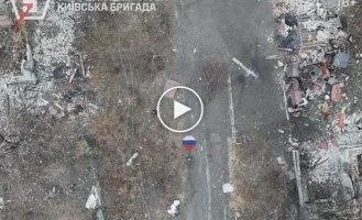 Ликвидированный российский пехотинец валяется на земле полуголый на Покровском направлении