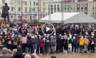 В Якутске, на площади Орджоникидзе, десятки людей (в основном женщины) вышли на акцию против мобилизации