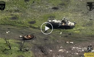 Иностранный наемник армии РФ тщетно отбивается палкой от дрона-камикадзе бойцов 93 ОМБр