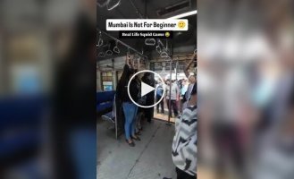 Дівчата в Мумбаї стрибають у поїзд на ходу