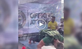 Индийский спортсмен побил рекорд Гиннесса по отжиманиям с весом