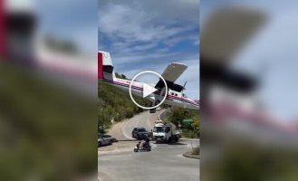 Extreme landing of planes on a Caribbean island