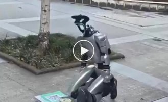 In China, homeless people began using robots to collect alms
