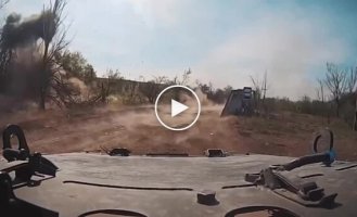 Передвижение украинских бронеавтомобилей под российскими обстрелами в Часов Яре