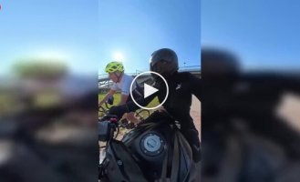 Смелый, но неразумный: велосипедист пытался обогнать мотоциклиста