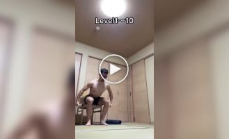 Мужчина выполняет прыжки на разные уровни, держа в руках гантели по 8 кг
