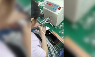 На видео показали процесс упаковки зарядных кабелей на фабрике в Китае