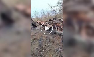 The Russian occupier shows his self-propelled gun "Msta-S" after the attack of the heavy quadrocopter "Baba Yaga" in the Luhansk region