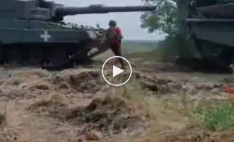 A Ukrainian Leopard 2A4 tank stuck near Robotain was finally pulled out after 3 months using a Bergepanzer 3 Buffel ARV