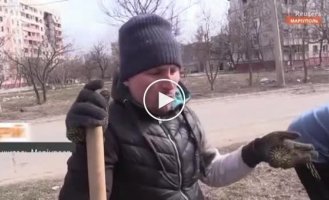 В Мариуполе могилы для умерших выкапывают прямо на улице возле жилых домов