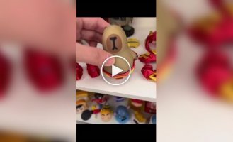 Капибара в костюме Железного Человека — идеальный подарок для взрослых мальчиков