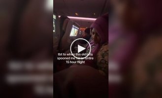 Пассажирку самолета возмутила спящая на ее ягодицах женщина