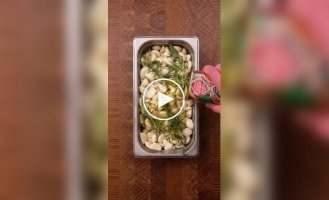 Парень приготовил самый чесночный хлеб