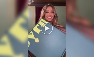 Сидни Суини продолжает раздеваться на камеру