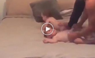 Молодой отец пытается подготовить двух своих малышей ко сну