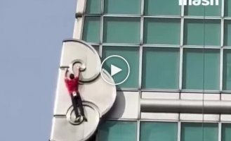 Покорение небоскреба без страховки