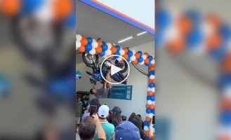 Бизнесмен пообещал подарить мотоцикл тому, кто провисит 10 минут вниз головой