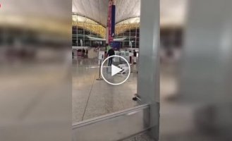 At Hong Kong Airport, an enraged tourist turned the terminal into a battlefield.