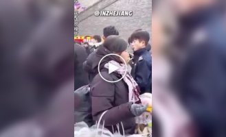 Полицейский показал, насколько легко вытащить смартфон из чужого кармана в общественном месте