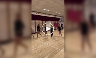 Синхронный танец девушек