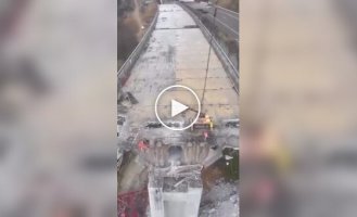 В Испании применили подвешенный экскаватор для демонтажа моста