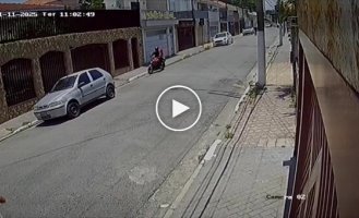 Женщина удивила бандитов во время ограбления