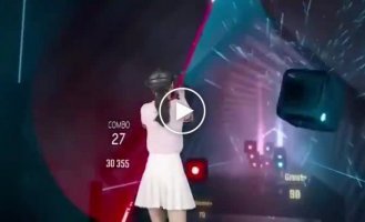 Девушка сделала игру Beat Saber еще эффектнее, заменив световые мечи на посох