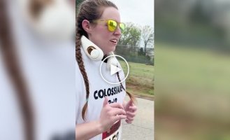 Спортсменка пробежала полумарафон, надев 55 футболок