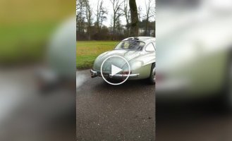 Красивый дизайн и звук модели Mercedes-Benz 300SL