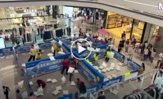 Unusual way to relieve stress: pillow fight in a shopping mall