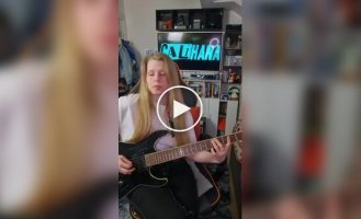 Мила дівчина, яка вміє грати рок на гітарі