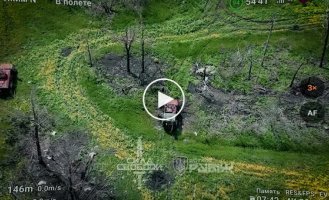 Оккупант подошел к дрону-камикадзе, который не разорвался, а через мгновение беспилотник взорвался