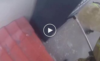 Необычная спасательная операция: девушку доставали из почтомата