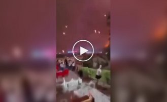 В Китае шоу дронов внезапно превратилось в «огненный дождь»