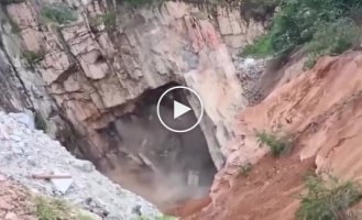 Обрушение шахты в Индии попало на видео